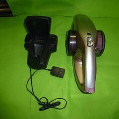 YAMADA コードレスクリーナーの画像