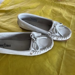 MINNETONKA ホワイト モカシン フリンジ付きの画像