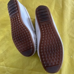 MINNETONKA ホワイト モカシン フリンジ付きの画像