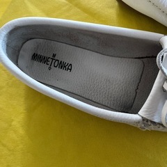 MINNETONKA ホワイト モカシン フリンジ付きの画像