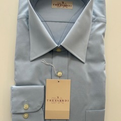 未使用トラサルディTRUSSARDI長袖ワイシャツ 長袖メンズシャツ 長袖シャツ トップス 紳士服 カラーデザインレギュラーカラーライトブルー　水色系 青色系デザイン 無地 綿100％ サイズ寸法 襟回り42-ゆき82 メンズmen’s男性用紳士の画像