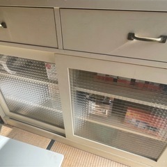 ガラスキャビネット チェスト リビングボード　シェルフ　食器棚　の画像