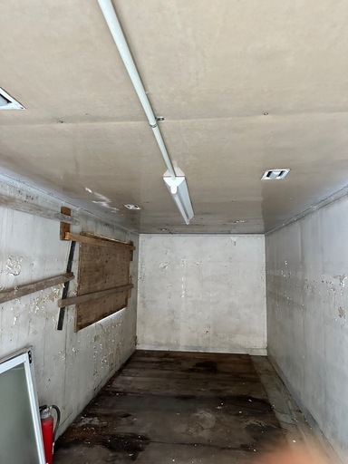 決定　トラックコンテナ倉庫