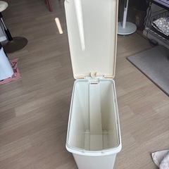 ゴミ箱の画像