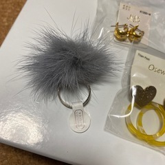 新品未使用ピアスとリングの画像