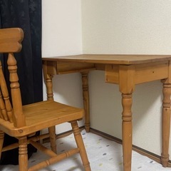 テーブルと椅子の画像