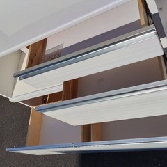 キッチンボード　食器棚の画像