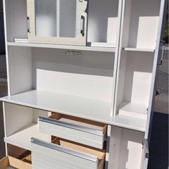 キッチンボード　食器棚の画像