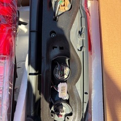 美品 ハイエース200系 新車外し 
純正テールランプ左右セットの画像