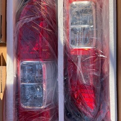 美品 ハイエース200系 新車外し 
純正テールランプ左右セットの画像