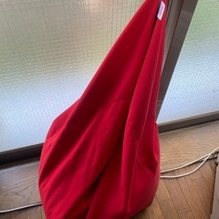 赤色のビーズクッション（座れるタイプ）の画像