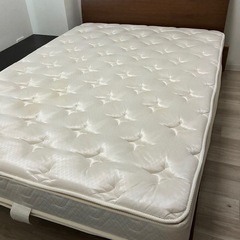 ダブルベッドの画像