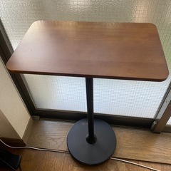 高さ調整が可能なサイドテーブルの画像