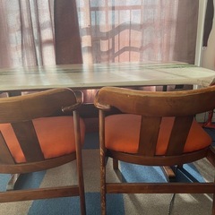 ダイニングてテーブルの画像
