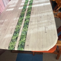 ダイニングてテーブルの画像