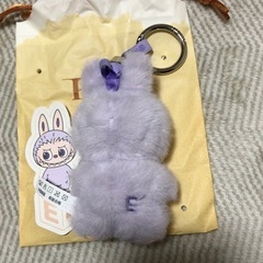 ラブブ イニシャル ぬいぐるみペンダント Eの画像