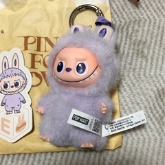 ラブブ イニシャル ぬいぐるみペンダント Eの画像