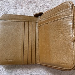 プラダ　二つ折り財布　レザーの画像
