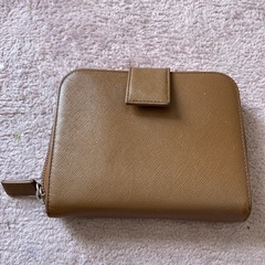 プラダ　二つ折り財布　レザーの画像