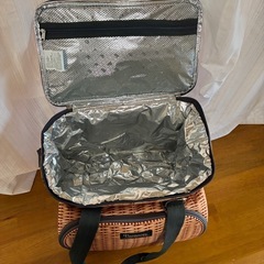 4人分のピクニックセット付きクーラーバッグの画像