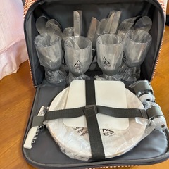 4人分のピクニックセット付きクーラーバッグの画像