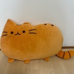 猫のクッションとぬいぐるみの画像