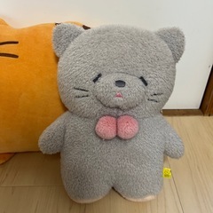 猫のクッションとぬいぐるみの画像