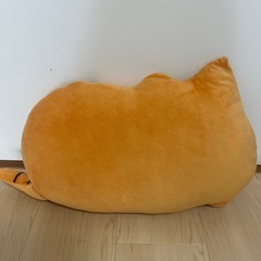 猫のクッションとぬいぐるみの画像