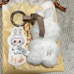 ラブブ イニシャル ぬいぐるみペンダントHの画像