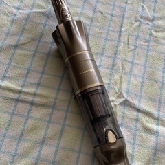 美原店 インビクタス ワン 軽量 コードレス 掃除機 INV-101 2024年製 ゴールドベージュ　ハンディクリーナー の画像