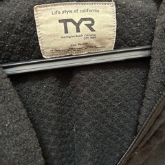 TYR パーカー　Mサイズの画像