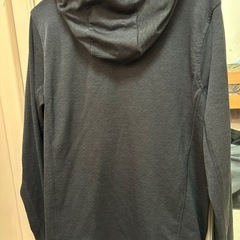 TYR パーカー　Mサイズの画像