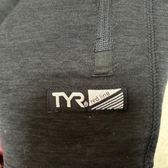 TYR パーカー　Mサイズの画像