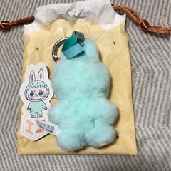 ラブブ イニシャル ぬいぐるみペンダント Iの画像