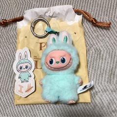 ラブブ イニシャル ぬいぐるみペンダント Iの画像