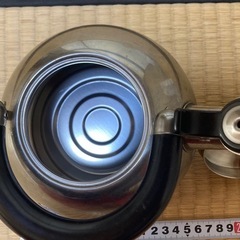 お湯を沸かす、やかんの画像