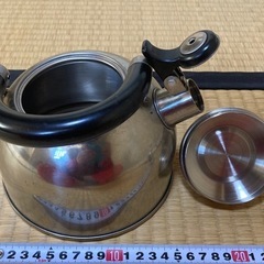 お湯を沸かす、やかんの画像