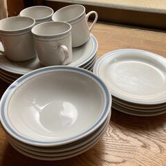 【手渡し限定】中古品　食器　皿２１枚　茶碗小鉢類１２個　マグカップ１６個　グラス５個　デキャンタ１個まとめてになります。の画像