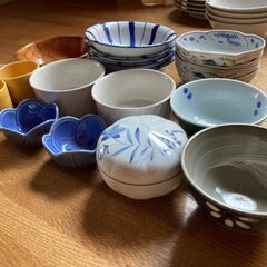 【手渡し限定】中古品　食器　皿２１枚　茶碗小鉢類１２個　マグカップ１６個　グラス５個　デキャンタ１個まとめてになります。の画像