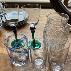 【手渡し限定】中古品　食器　皿２１枚　茶碗小鉢類１２個　マグカップ１６個　グラス５個　デキャンタ１個まとめてになります。の画像