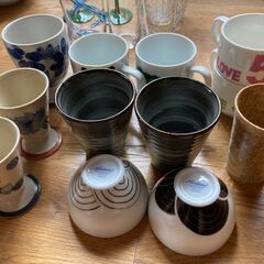 【手渡し限定】中古品　食器　皿２１枚　茶碗小鉢類１２個　マグカップ１６個　グラス５個　デキャンタ１個まとめてになります。の画像