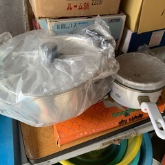 トースター、みじん切りき、ドーナツメイト、タオル入れ、両手鍋、片手鍋の画像