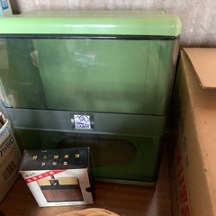 トースター、みじん切りき、ドーナツメイト、タオル入れ、両手鍋、片手鍋の画像