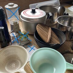 【手渡し限定】中古品　台所用品　野菜盛りかご　パスタポット　アルミ製鍋 いろり鍋　水筒　ケトル　ボール　ざる　シンク水切り　ワインオープナー　親子丼鍋まとめてになります。の画像