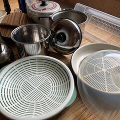 【手渡し限定】中古品　台所用品　野菜盛りかご　パスタポット　アルミ製鍋 いろり鍋　水筒　ケトル　ボール　ざる　シンク水切り　ワインオープナー　親子丼鍋まとめてになります。の画像