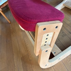 座るだけで姿勢が良くなる椅子　子供から大人まで　姿勢矯正チェアの画像