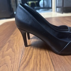 黒パンプスの画像