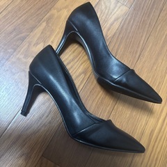黒パンプスの画像
