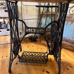 SINGERミシンテーブルの画像