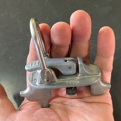 MAZDAビアンテ純正シートレールフック2個セットの画像